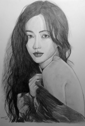 image de portrait de jeune femme au crayon graphite